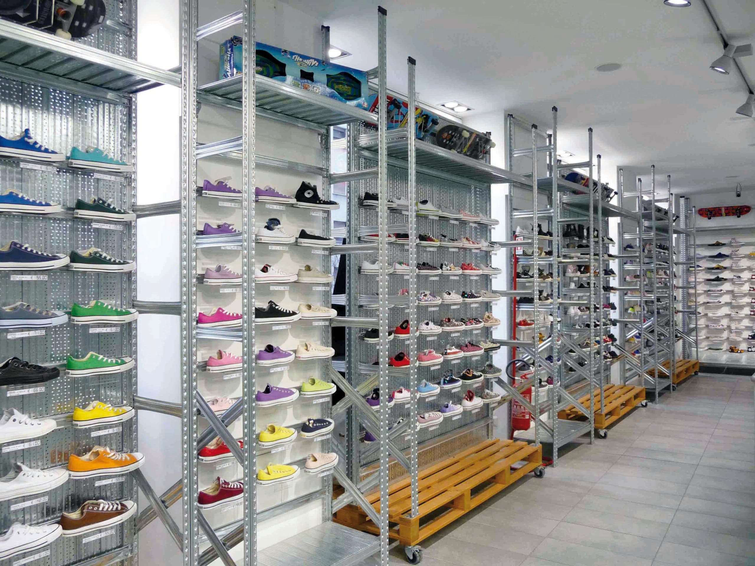 Regały na buty do sklepu i magazynu obuwia MITUM