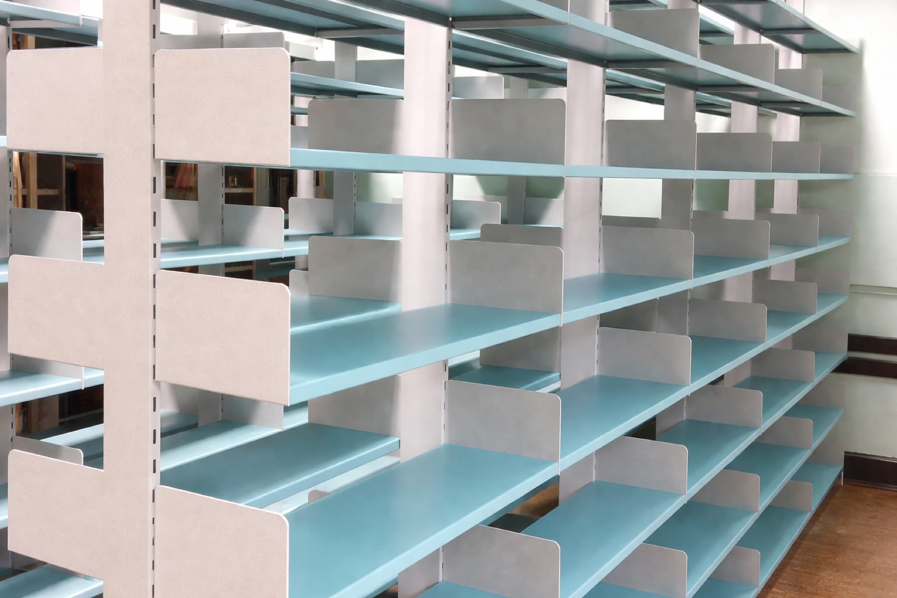 Puste regały biblioteczne MITUM z regulowanymi półkami i przegrodami